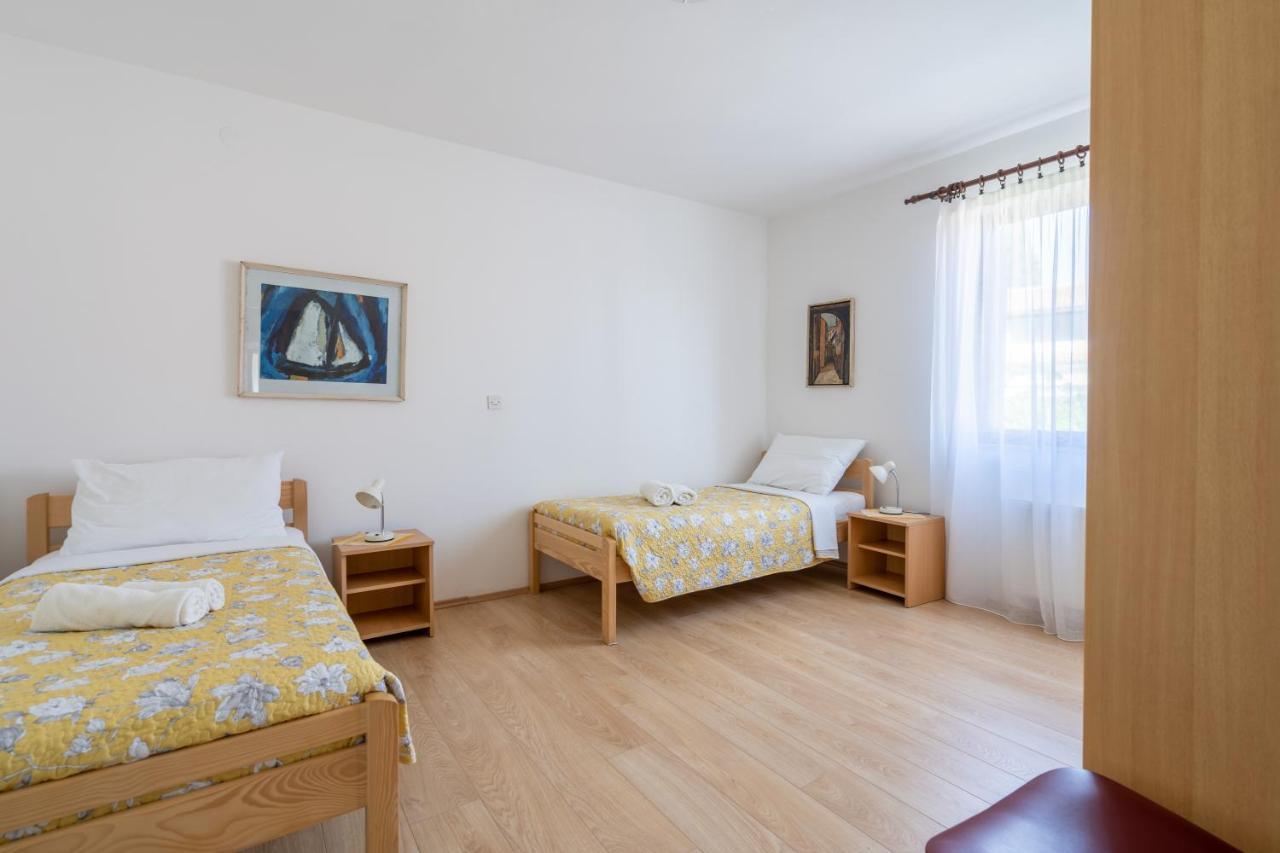 Apartmani&Soba Mimi ロヴィニ エクステリア 写真