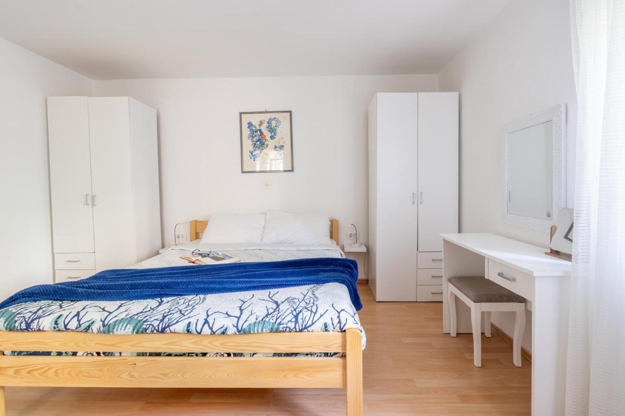 Apartmani&Soba Mimi ロヴィニ エクステリア 写真