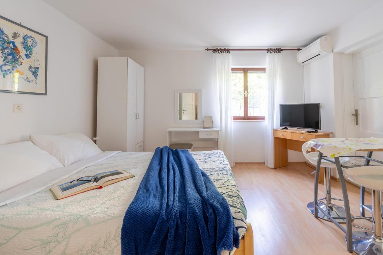 Apartmani&Soba Mimi ロヴィニ エクステリア 写真