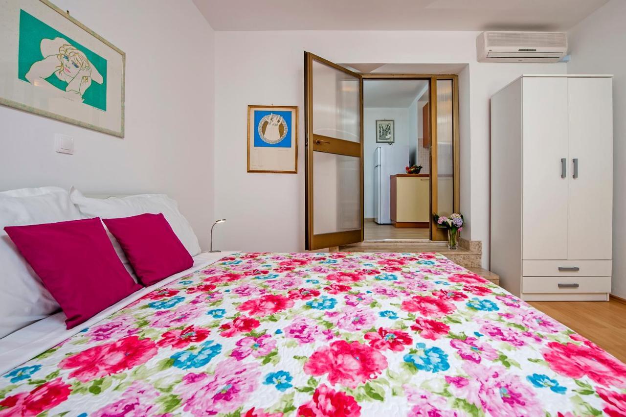 Apartmani&Soba Mimi ロヴィニ エクステリア 写真