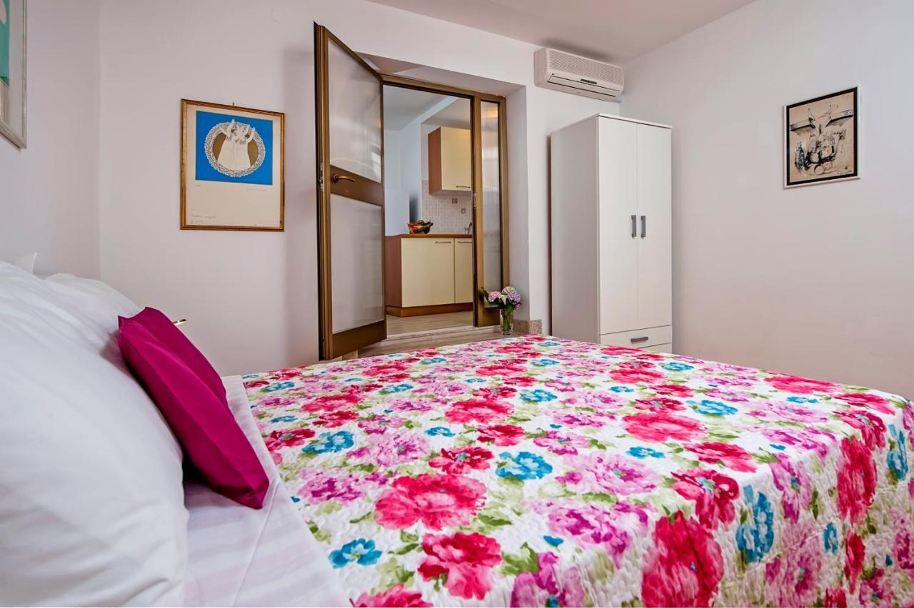 Apartmani&Soba Mimi ロヴィニ エクステリア 写真